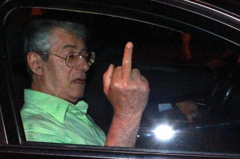 umberto-bossi-2012-dito-medio-1024x677.jpg